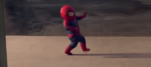 Lucu! Bayi Spiderman lincah dan Imut Ini Bikin Kamu Gemes